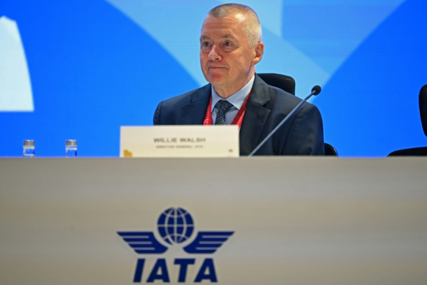 Le directeur général de l'Association internationale du transport aérien (Iata), Willie Walsh, face à des centaines de délégués de son organisation réunis en assemblée générale à New Delhi, le 2 juin 2025 © Money SHARMA