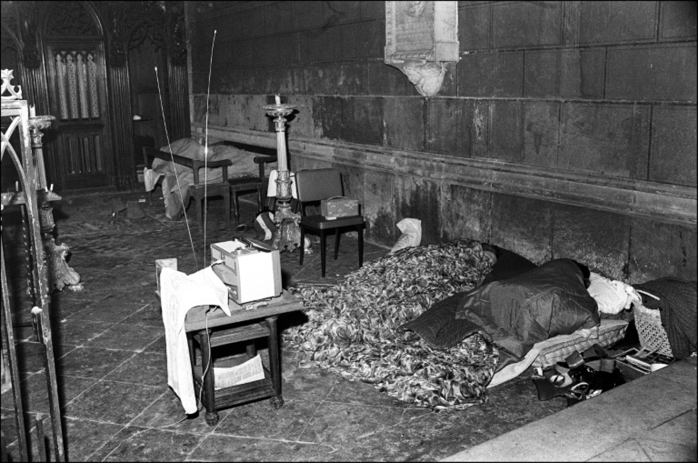 Un journaliste (g) interviewe une travailleuse du sexe lors de l'occupation de l'église de Saint-Nizier, le 6 juin 1975 à Lyon © Edmond PINAUD