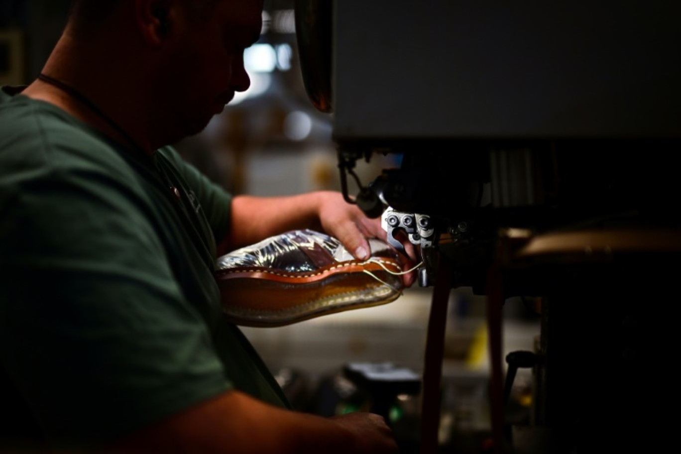 Un ouvrier coud une chaussure, dans l'usine Paraboot de Saint-Jean-de-Moirans, en Isère, le 27 mai 2025 © OLIVIER CHASSIGNOLE