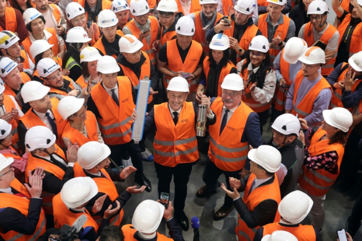 Le président Emmanuel Macron lors d'une visite d'une usine de batteries électriques flambant neuve du groupe sino-japonais AESC, à Douai dans le Nord, le 3 juin 2025 © Teresa SUAREZ