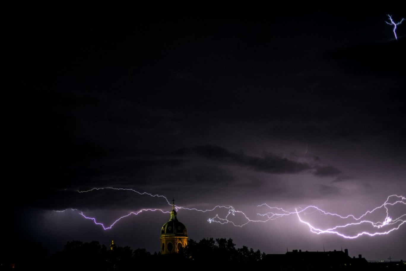 Cinq départements du centre-est vont passer en vigilance orange pour risque d'orages à partir de 14h00 © JEFF PACHOUD