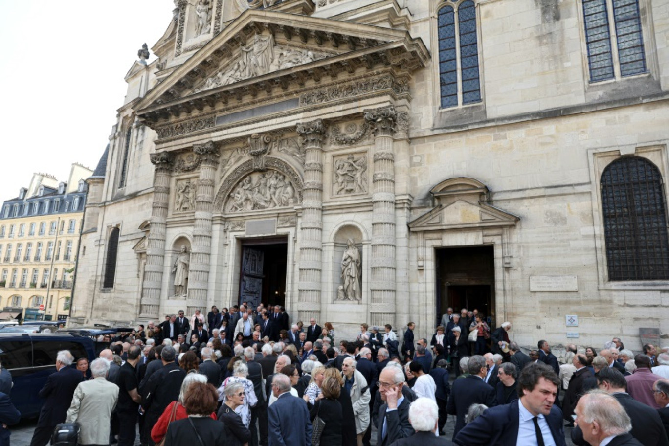Foule devant l'église Saint-Etienne-du Mont, à Paris, le 3 juin 2025, à l'occasion des obsèques de Jean Tiberi © Thomas SAMSON