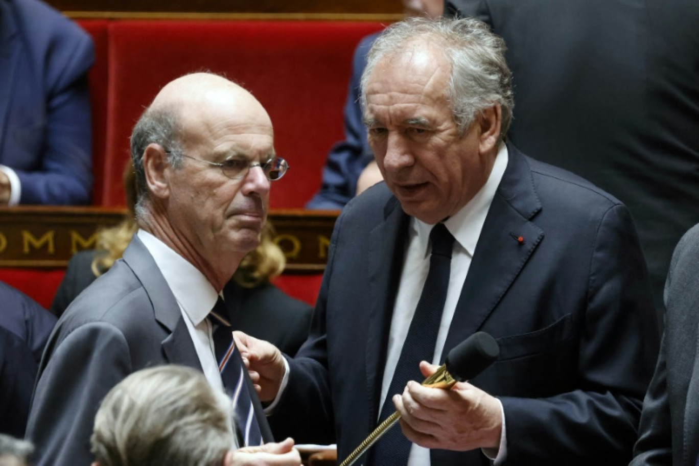 Le ministre de l'Economie Eric Lombard (à gauche) et le Premier ministre François Bayrou, à l'Assemblée nationale à Paris, le 29 avril 2025 © Ludovic MARIN