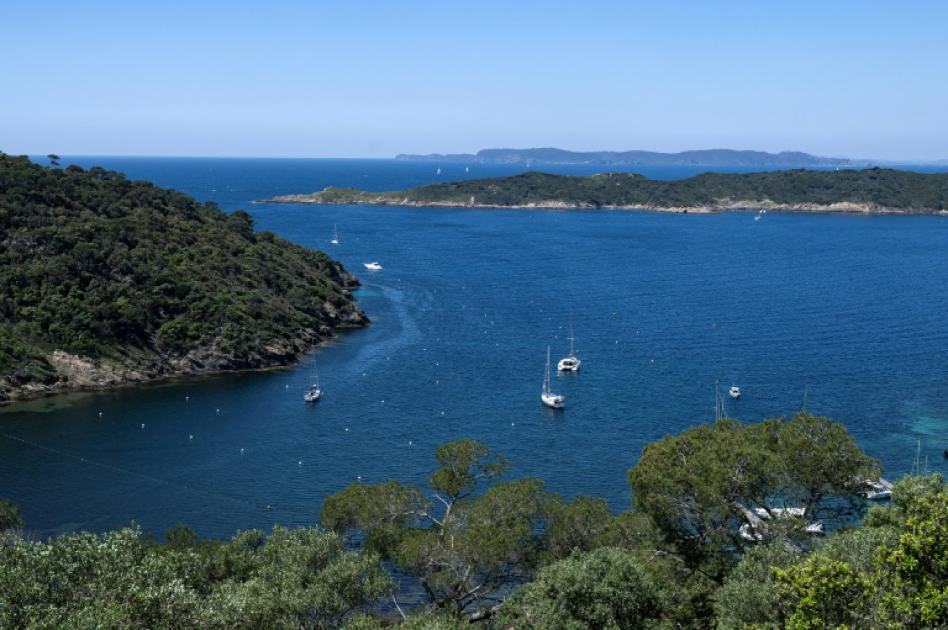 L'entrée du port de l'île de Port-Cros, et en face l'île Bagaud à Hyères, le 8 mai 2025 dans le Var © Miguel MEDINA