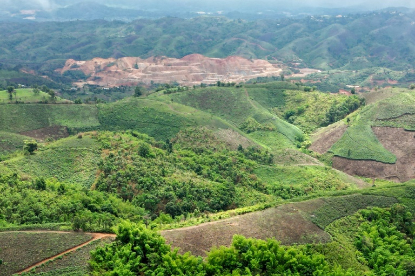 Vue aérienne d'une mine en Birmanie, vue depuis la province de Chiang Rai, au nord de la Thaïlande, le 25 mai 2025 © Manan VATSYAYANA
