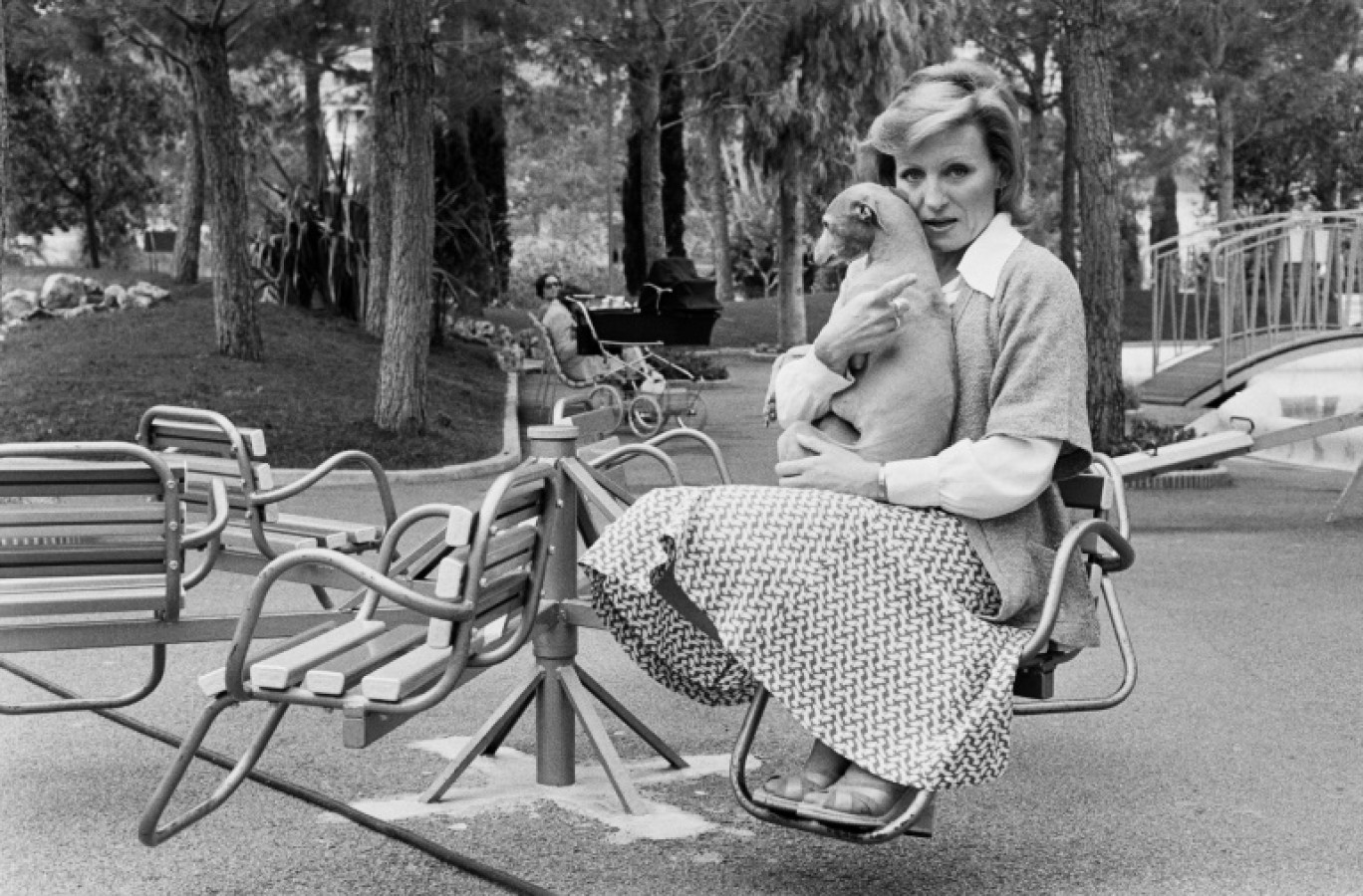 Photo prise le 17 avril 1975 à Monte-Carlo montrant la chanteuse et actrice française Nicole Croisille avec son chien © -