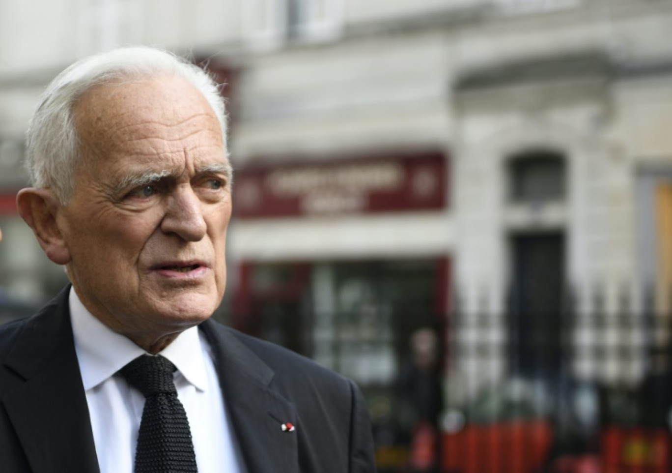 Le journaliste français Philippe Labro arrive pour assister aux funérailles du journaliste français Pierre Bouteiller à l'église Saint-Pierre du Gros Caillou à Paris le 14 mars 2017 © Eric Feferberg