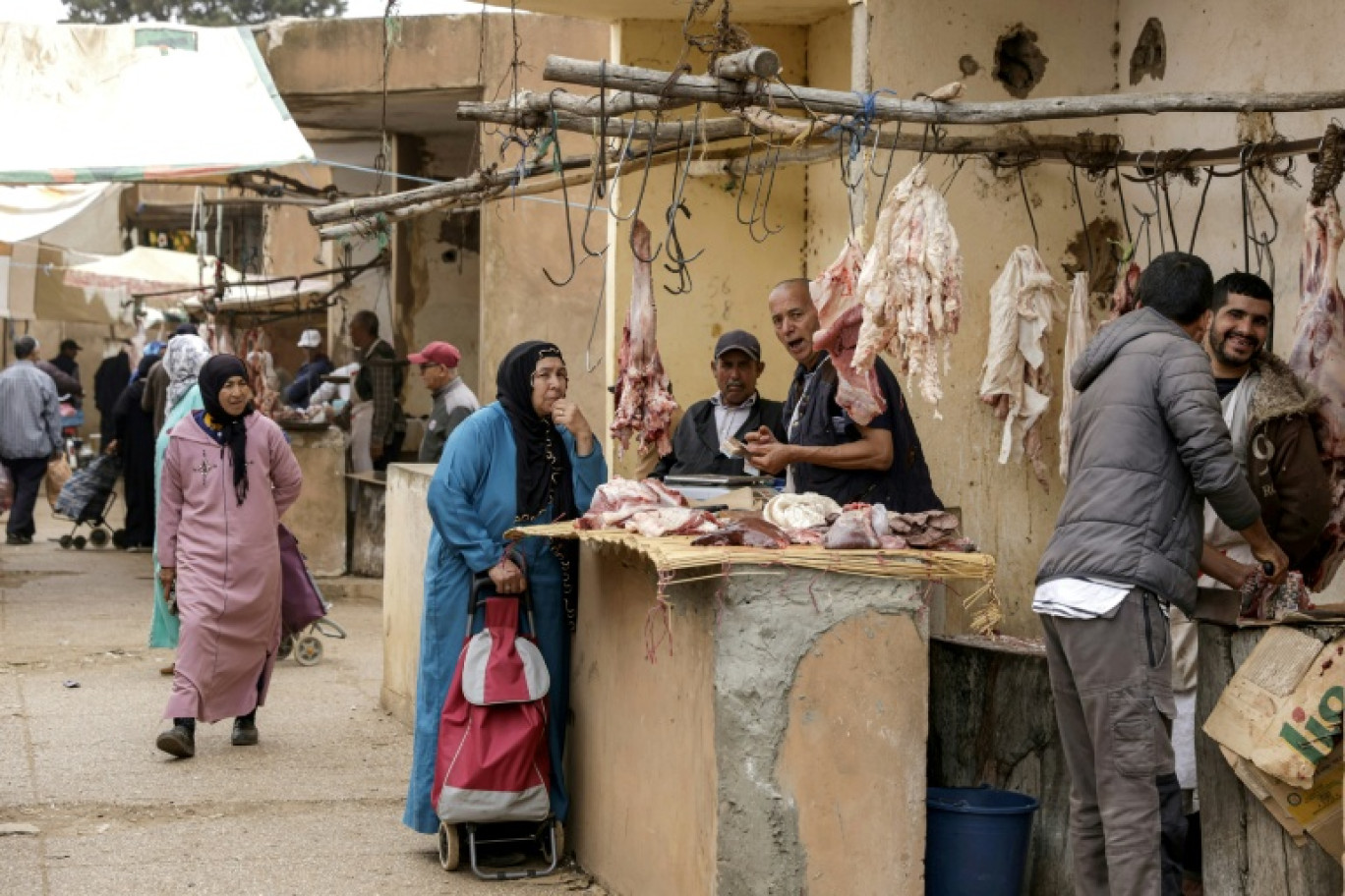Une Marocaine achète de la viande pendant le marché hebdomadaire à Khemisset, près de Rabat, le 3 juin 2025 © Abdel Majid BZIOUAT