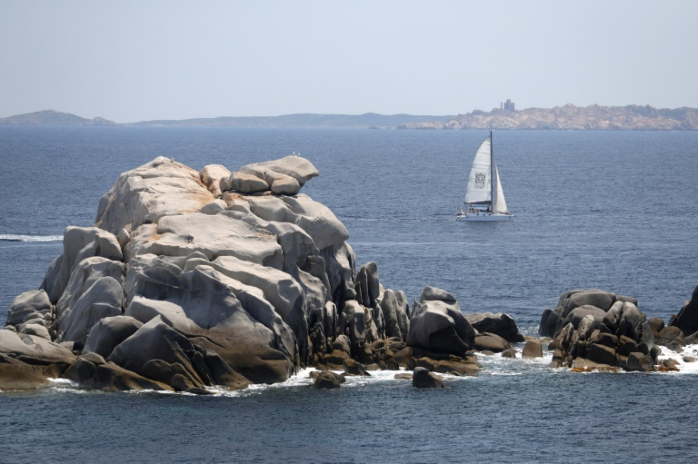 Un voilier dans la réserve naturelle autour de l'île de Lavezzu, dans le détroit de Bonifacio, en Corse, le 16 juin 2023 © Pascal POCHARD-CASABIANCA