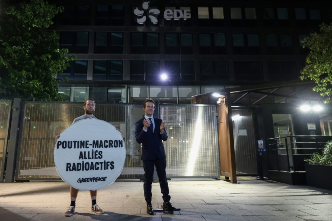 Un militant de Greenpeace au côté de la statue de cire d'Emmanuel Macron, volée la veille au musée Grévin, lors d'une action devant le siège d'EDF, à Paris le 3 juin 2025 © Xavier GALIANA