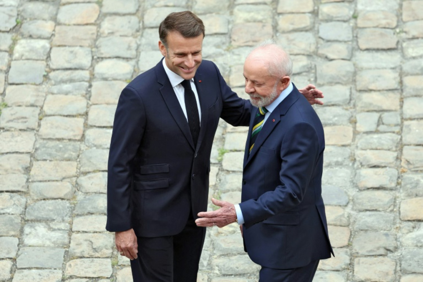 Le président français Emmanuel Macron (g) et son homologue brésilien Luiz Inácio Lula da Silva passent en revue la Garde d'honneur lors d'une cérémonie à l'hôtel des Invalides, le 5 juin 2025 à Paris © Thomas SAMSON