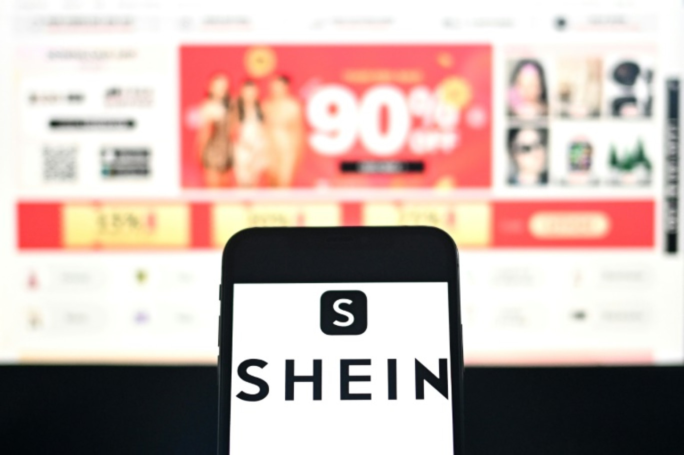 Une vingtaine d'associations européennes de consommateurs a déposé une plainte jeudi contre Shein auprès de la Commission européenne pour "pratiques litigieuses" tels l'affichage sans fin de produits ou la mention "stock faible" sans preuve © MANAN VATSYAYANA