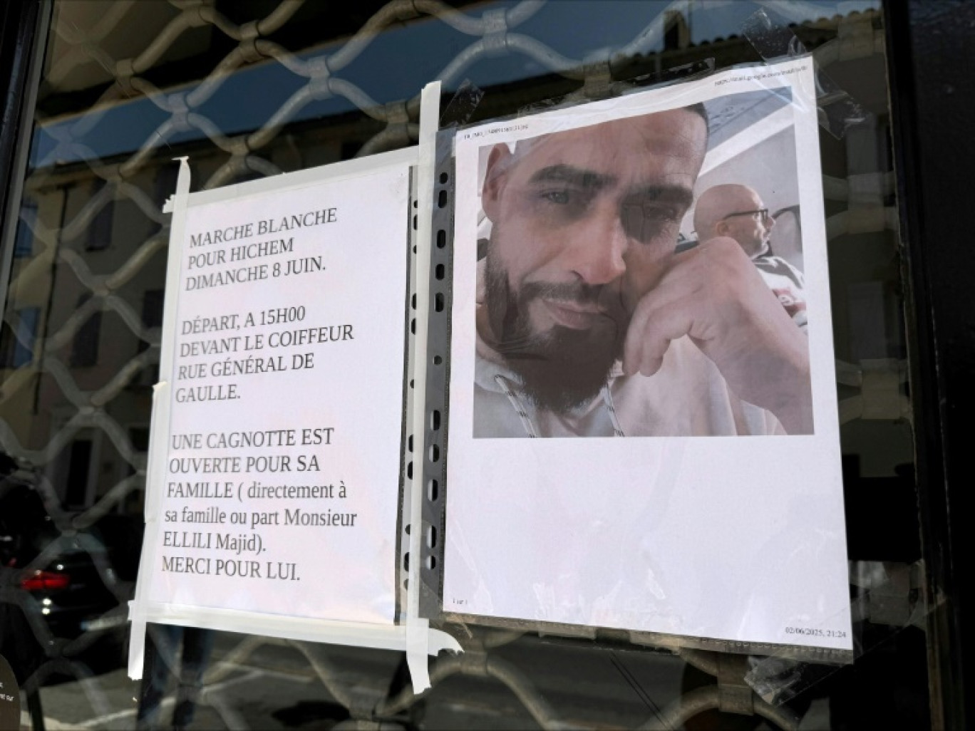 Un portrait et un appel à une marche blanche en hommage au Tunisien Hichem Miraoui sur la devanture du salon de coiffure où il travaillait, le 3 juin 2025 à Puget-sur-Argens, dans le Var © Viken KANTARCI