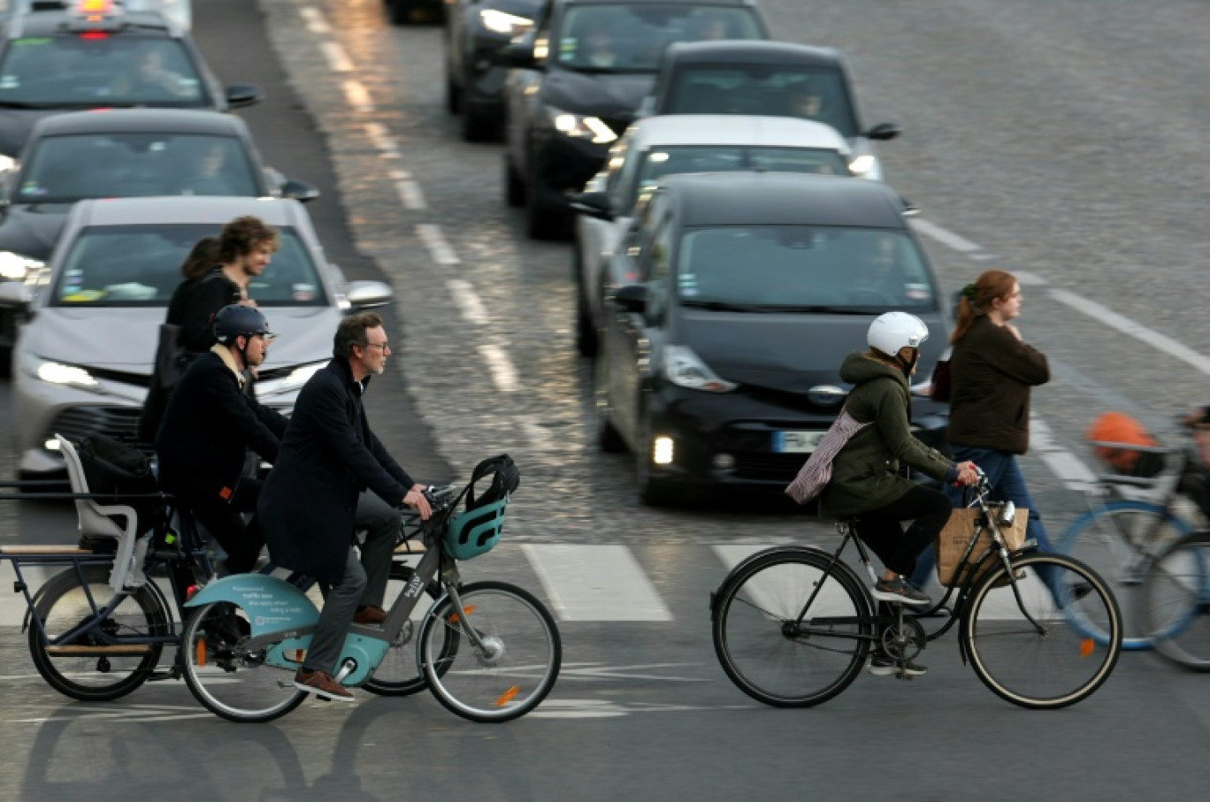 Des cyclistes traversent une rue de Paris à l'heure de pointe, le 8 octobre 2024 © Thomas SAMSON