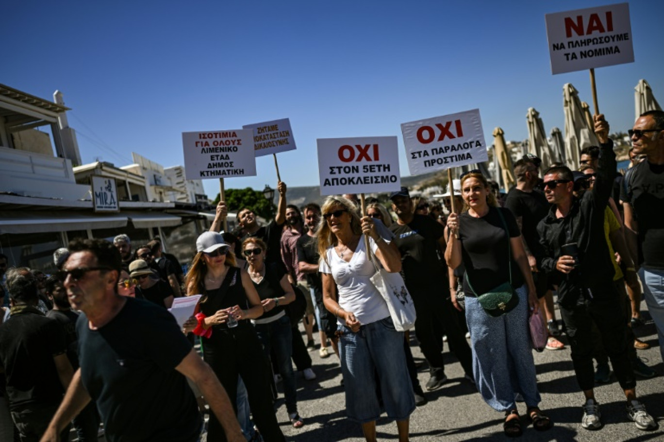Des propriétaires de restaurants manifestent sur l'île grecque de Paros, le 5 juin 2025 © Aris MESSINIS