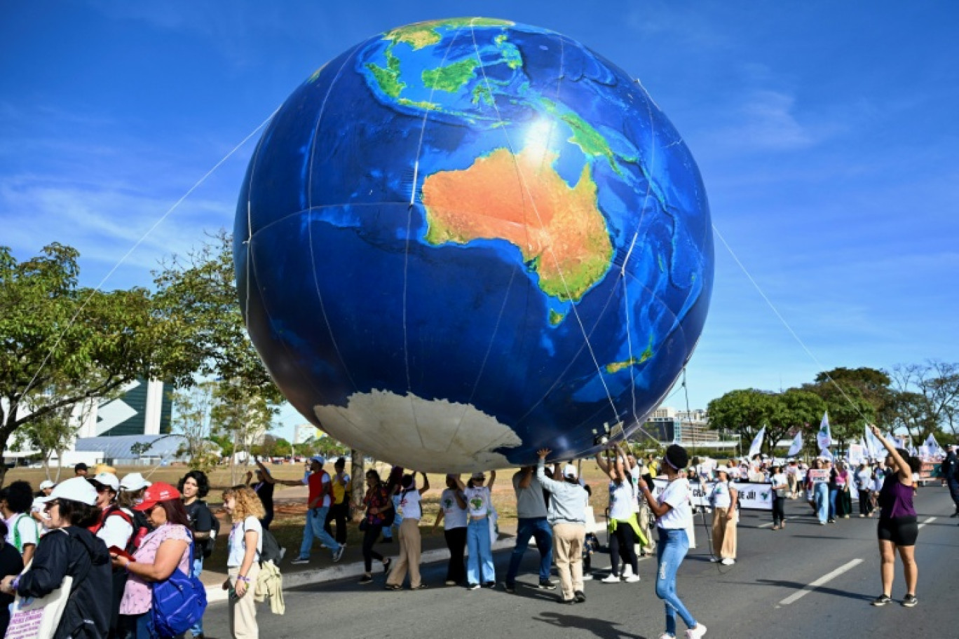 Manifestation contre une nouvelle initiative du Parlement visant à réduire les restrictions environnementales lors de la Journée mondiale de l'environnement, à Brasilia, le 5 juin 2025 © EVARISTO SA