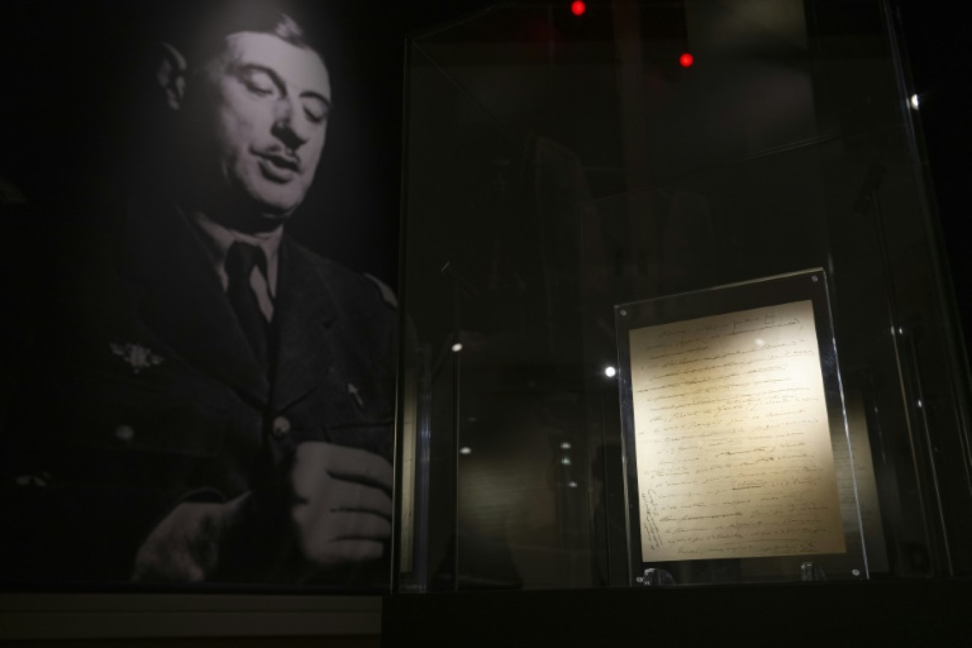 Une page du manuscrit de l'Appel du 18 juin exposé, mais pas à vendre, à la maison d'enchères Artcurial qui s'occupait de la succession du fils aîné de Charles de Gaulle, le 6 décembre 2024 à Paris © Grégoire CAMPIONE