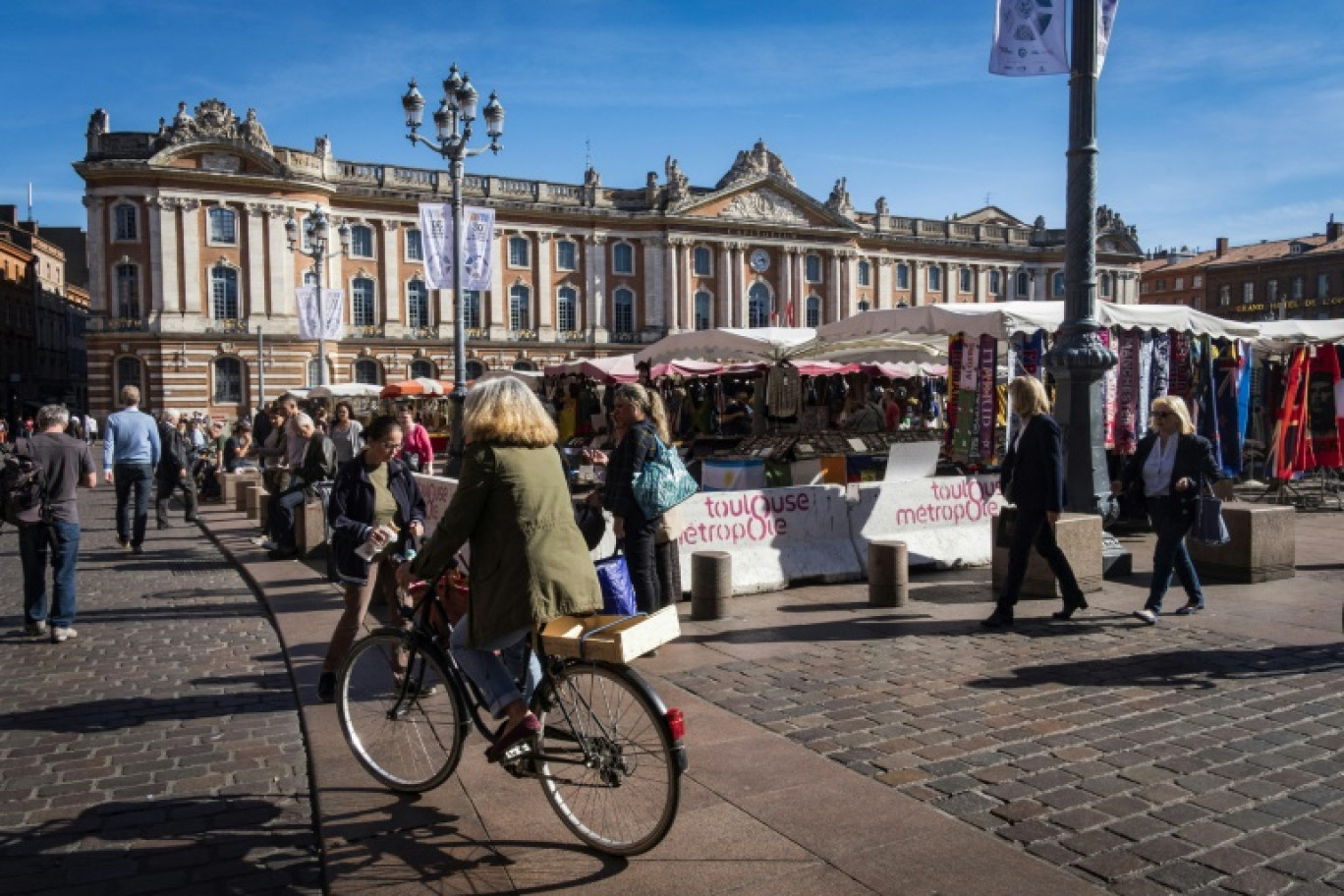 Des passants place du Capitole à Toulouse le 25 octobre 2017 © ERIC CABANIS