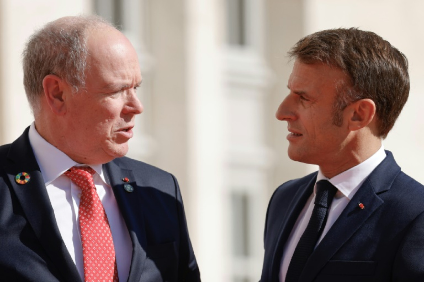 Le président français Emmanuel Macron (d.) salue le prince Albert II de Monaco à son arrivée au château de Villers-Cotterets, dans le nord-est de la France, le 4 octobre 2024 © Ludovic MARIN