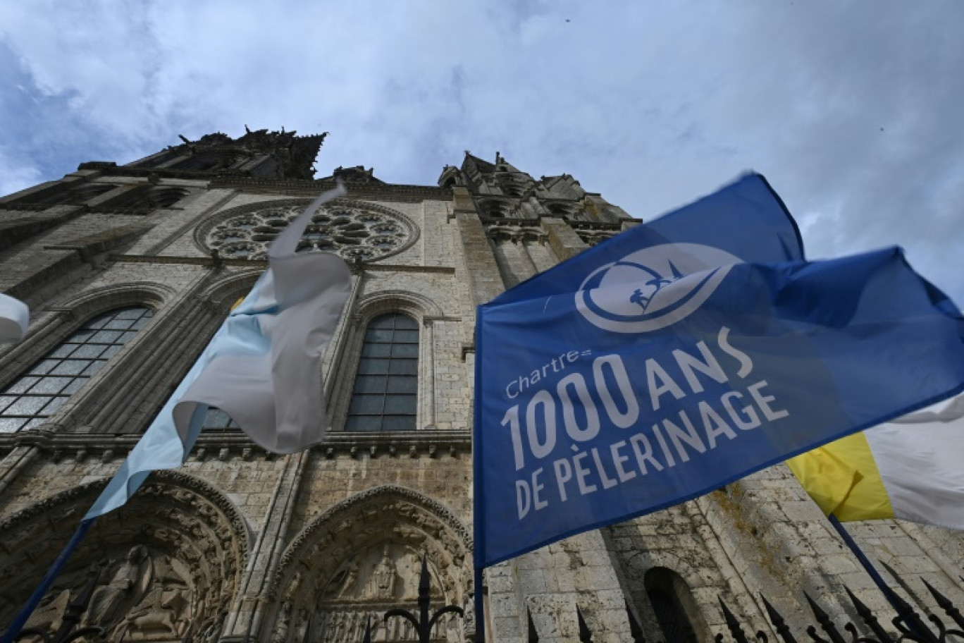Un drapeau "Chartres 1000 ans de pèlerinage" devant la cathédrale Notre-Dame de Chartres, le 5 juin 2025 en Eure-et-Loire © JEAN-FRANCOIS MONIER