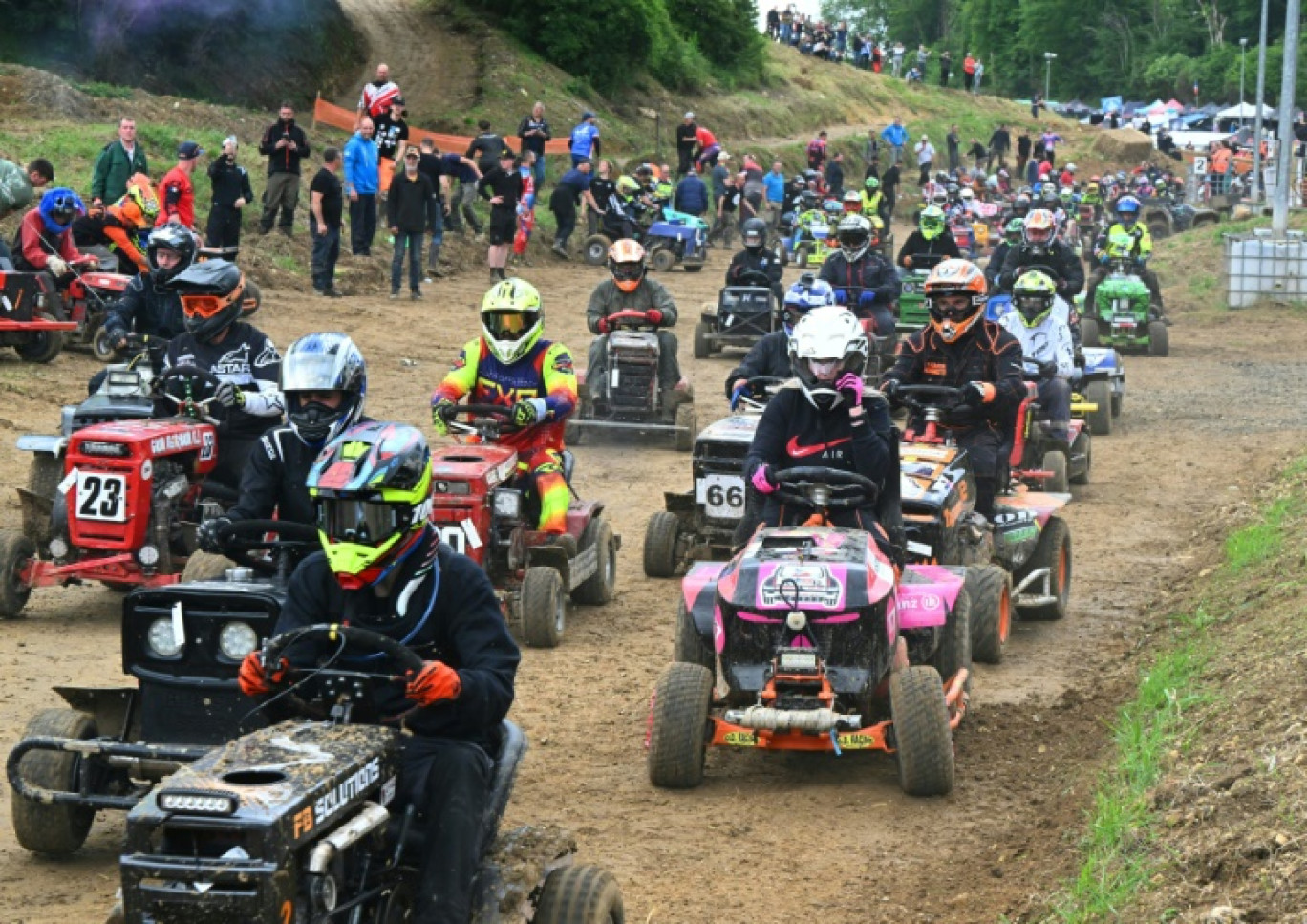 Des participants prennent le départ de la 10e édition des 24 heures d'endurance tondeuses aux Petites-Armoises, dans les Ardennes, le 7 juin 2025 © FRANCOIS NASCIMBENI