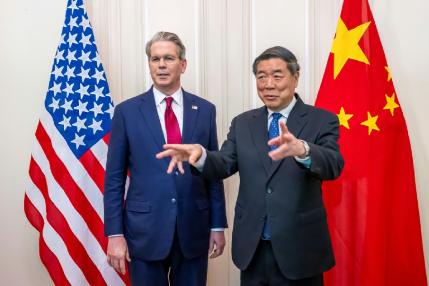Photo diffusée par les Affaires étrangères suisses le 14 mai 2025 montrant le vice-Premier ministre chinois He Lifeng (à droite) et le secrétaire au Trésor américain Scott Bessent, le 10 mai 2025 à Genève © MARTIAL TREZZINI