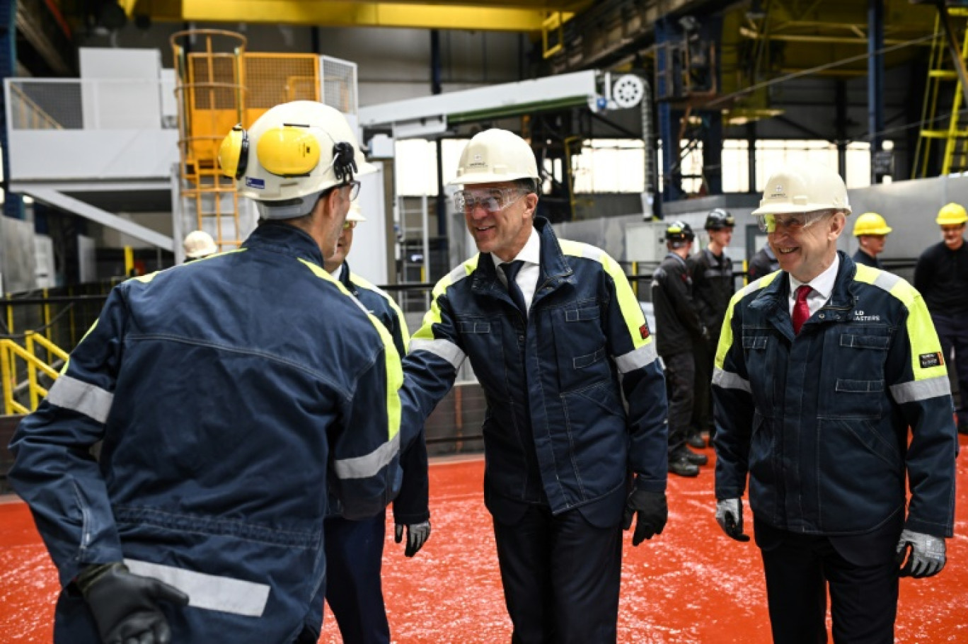 Le secrétaire général de l'Otan Mark Rutte (c) et le ministre britannique de la Défense John Healey (d) visitent l'entreprise publique de défense Sheffield Forgemasters, le 9 juin 2025 à Sheffield, dans le nord de l'Angleterre © Oli SCARFF