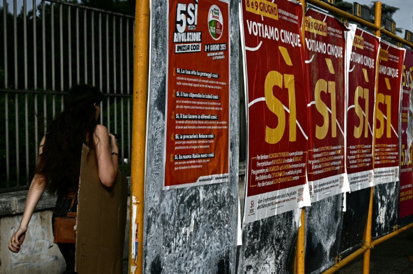 Des affiches de campagne appelant à voter pour un référendum, le 5 juin 2025 à Rome © Filippo MONTEFORTE