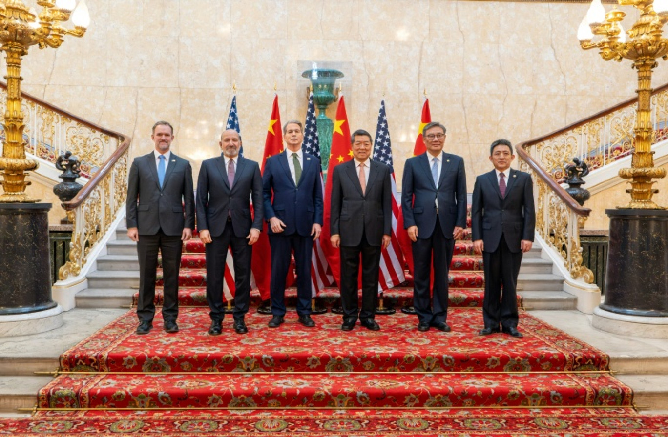 (g-d) Le représentant américain au Commerce Jamieson Greer, le secrétaire d'Etat au Commerce Howard Lutnick, le secrétaire au Trésor Scott Bessent posent avec le vice-Premier ministre chinois He Lifeng, le ministre du Commerce Wang Wentao, et le représentant au Commerce international Li Chenggang, le 9 juin 2025 à Londres © HANDOUT