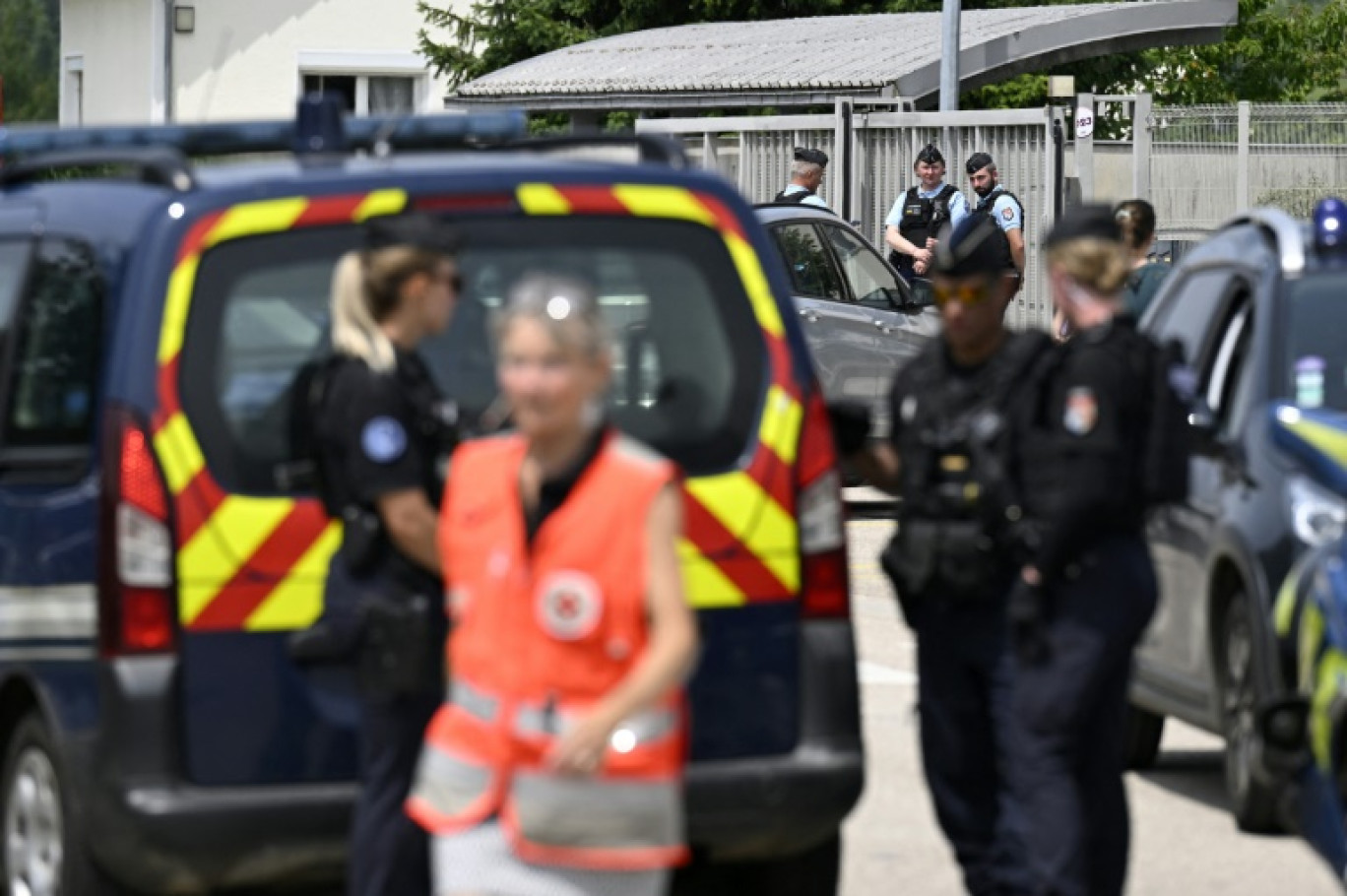 Des gendarmes contrôlent l'accès au collège de Nogent (Haute-Marne) où une surveillante a été poignardée à mort par un élève de 15 ans le 10 juin 2025 © JEAN-CHRISTOPHE VERHAEGEN