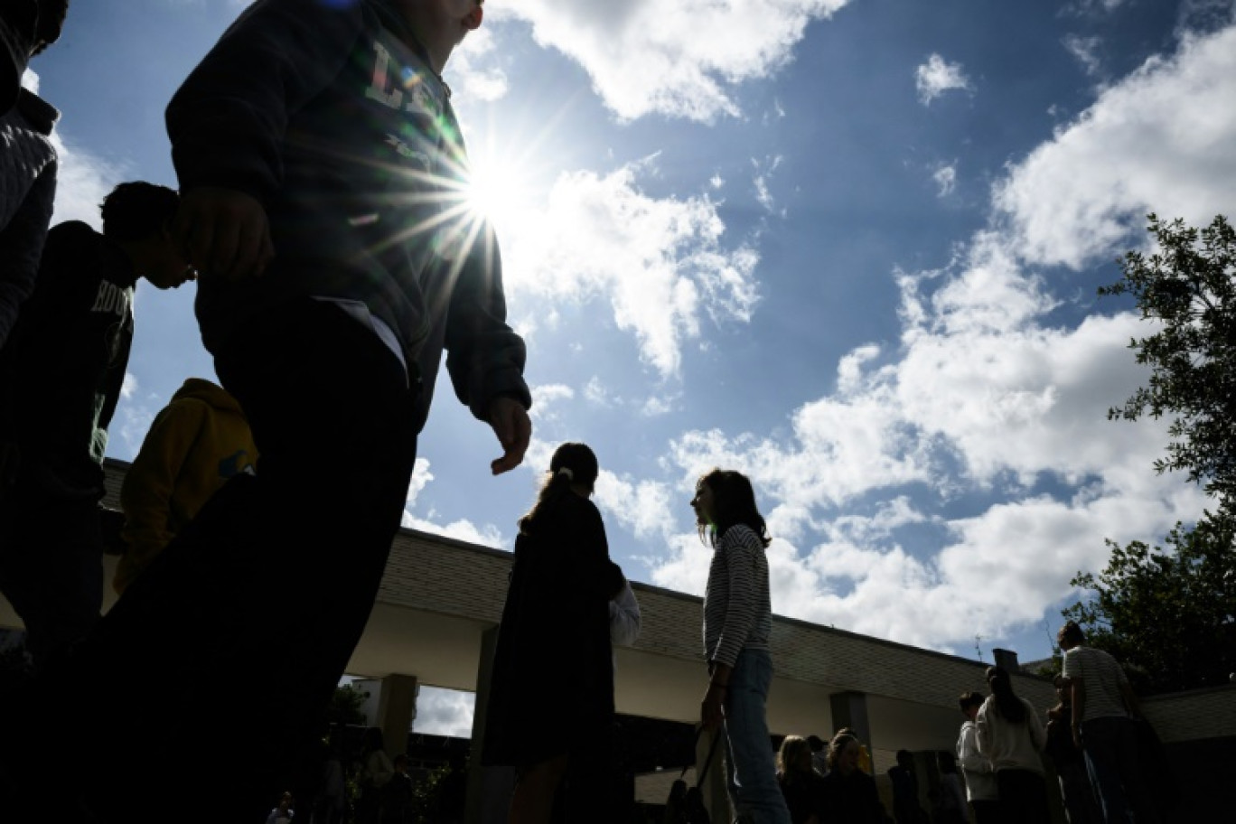 Des gendarmes contrôlent les accès au collège où une surveillante est décédée après avoir été poignardée par un élève de 14 ans, le 10 juin 2025 à Nogent, en Haute-Marne © Jean-Christophe VERHAEGEN