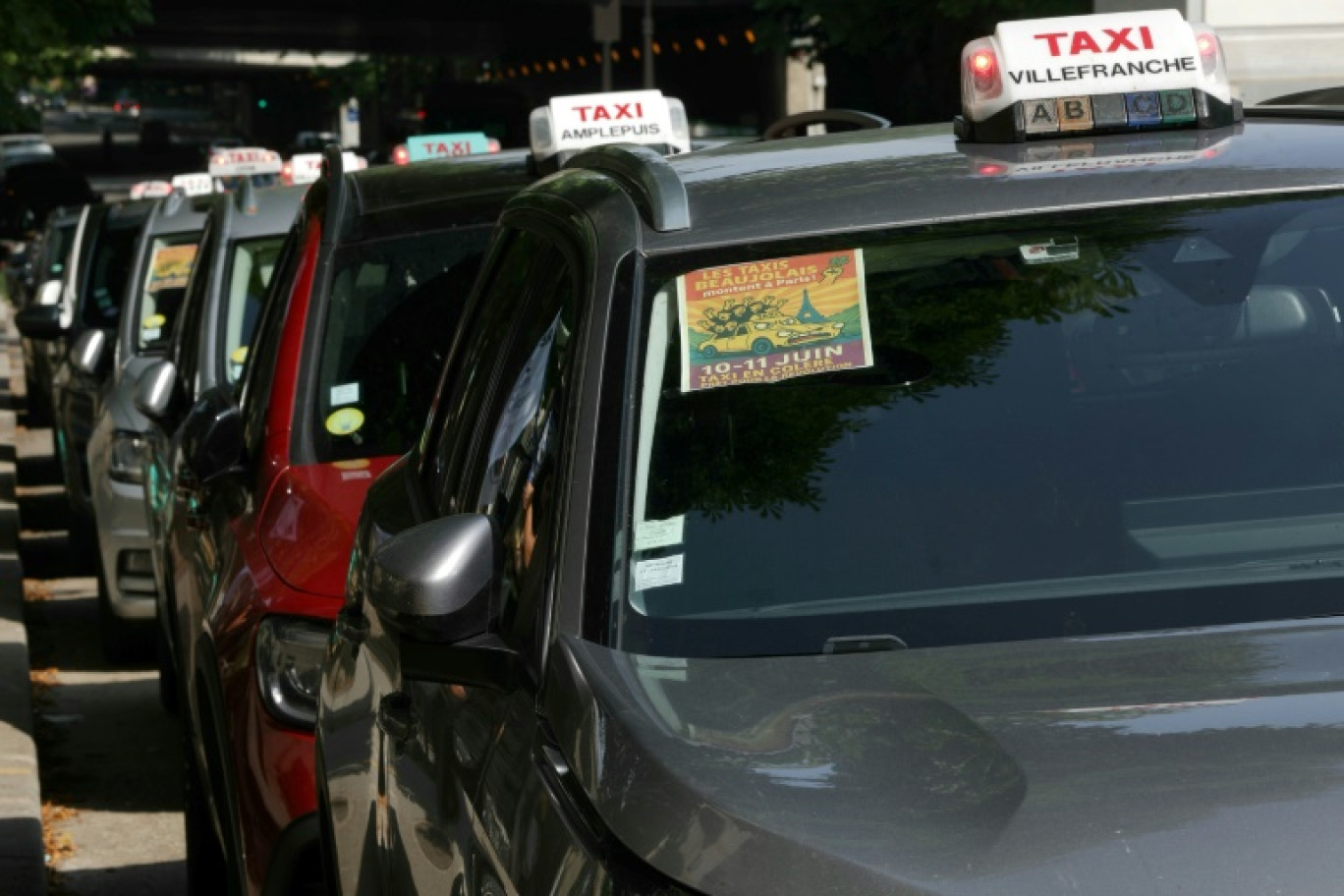 Mobilisation de chauffeurs de taxis sur l'autoroute A1, le 21 mai 2025 à Saint-Denis © Thomas SAMSON