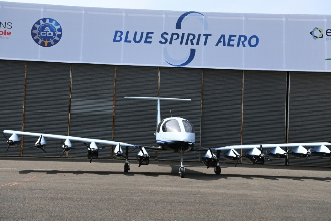 Le petit avion à hydrogène Dragonfly de la start-up Blue Spirit Aero lors de sa présentation à l'aéroport du Mans, le 10 juin 2025 dans la Sarthe © JEAN-FRANCOIS MONIER
