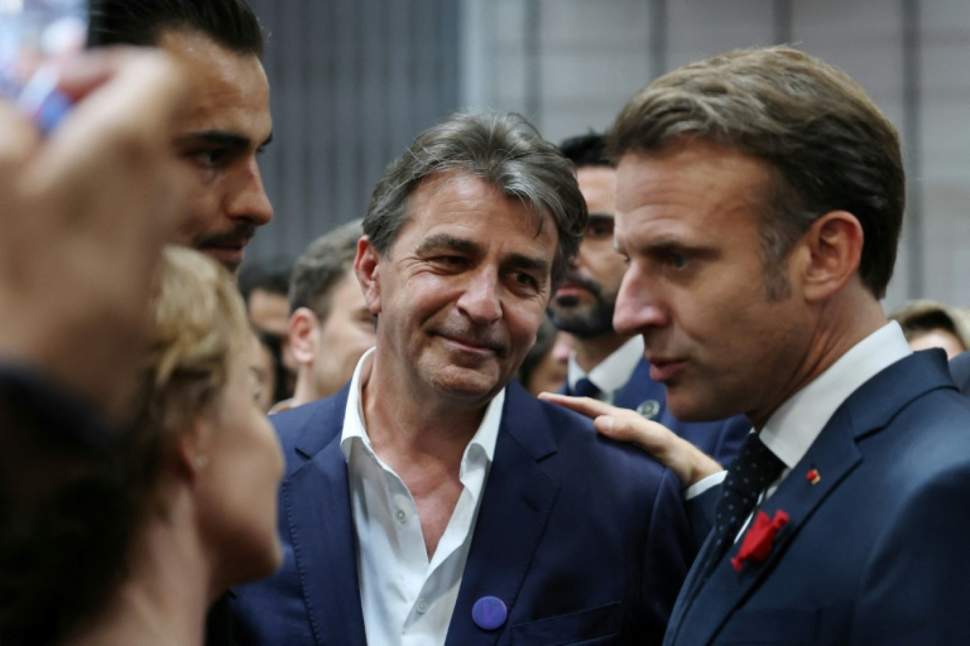 Le chef étoilé Yannick Alléno (au centre) avec le président Emmanuel Macron lors de la première journée du salon VivaTech, le 11 juin 2025 à Paris © Sarah Meyssonnier