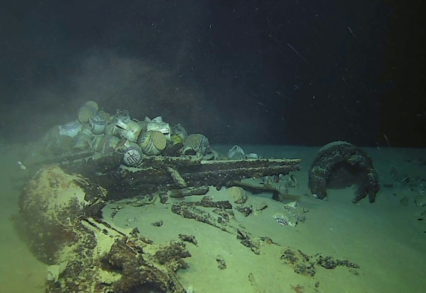 Photo diffusée par la Marine Nationale, le 11 juin 2025, d'une épave contenant des cruches globulaires à becs pincés, marquées du monogramme IHS du Christ ou de motifs végétaux ou géométriques gisant sur le sable au large de la côte, près de Ramatuelle, le 3 juin 2025 dans le Var © Handout