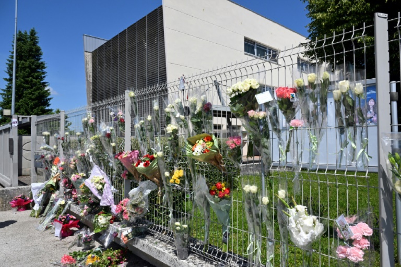 Des fleurs sur les grilles du collège Françoise-Dolto à Nogent, en Haute-Marne, au lendemain du meurtre d'une surveillante, le 11 juin 2025 © FRANCOIS NASCIMBENI