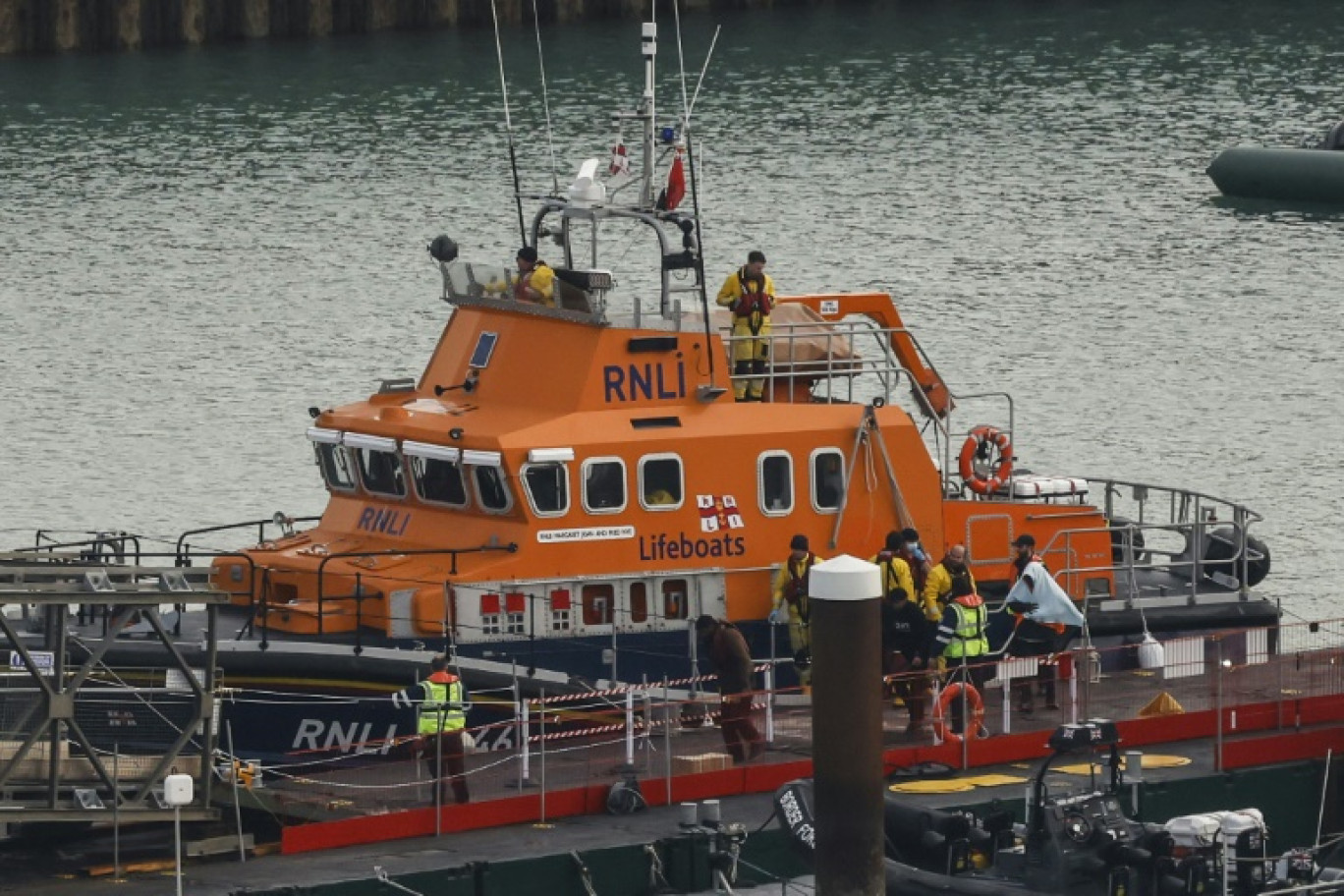 Des migrants secourus par les sauveteurs britanniques alors qu'ils tentaient de traverser la Manche, à Douvres, dans le sud-est de l'Angleterre, le 14 décembre 2022 © CARLOS JASSO