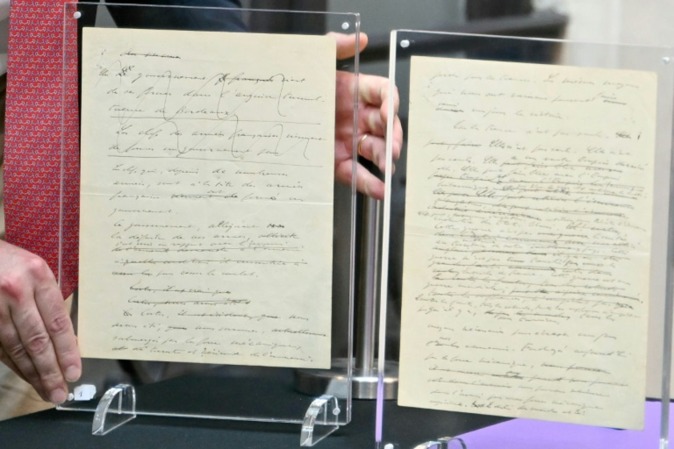Le manuscrit de "l'Appel du 18 juin" de Charles de Gaulle lors de sa remise officielle par sa famille aux Archives nationales, le 12 juin 2025 à Paris © EMMA DA SILVA