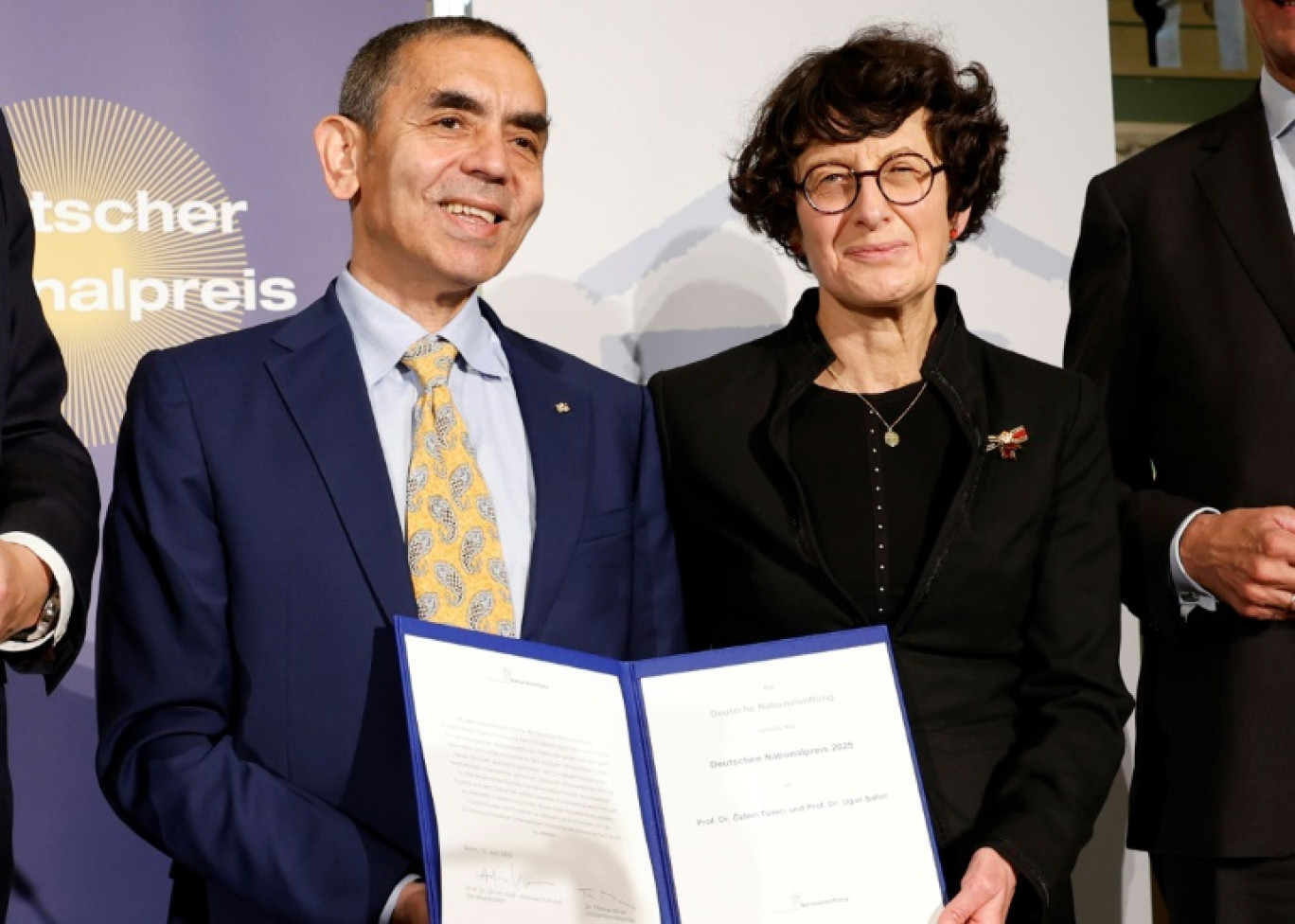 couple de chercheurs Özlem Türeci et Uğur Şahin, co-fondateurs de la start-up BioNTech, lors d'une remise de prix le 10 juin 2025 à Berlin © Odd ANDERSEN