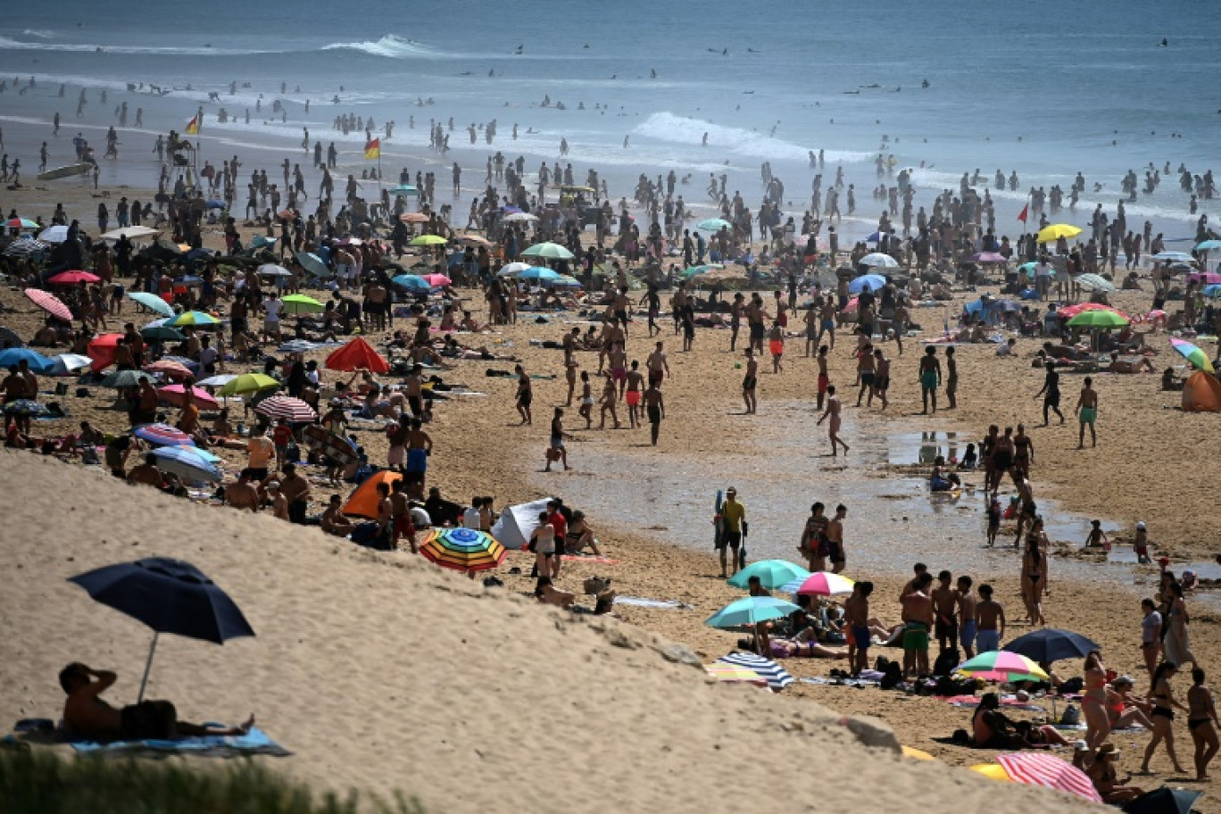 Des personnes profitent de la plage lors d'un après-midi chaud à Lacanau, le 30 mai 2025 en Gironde © Christophe ARCHAMBAULT