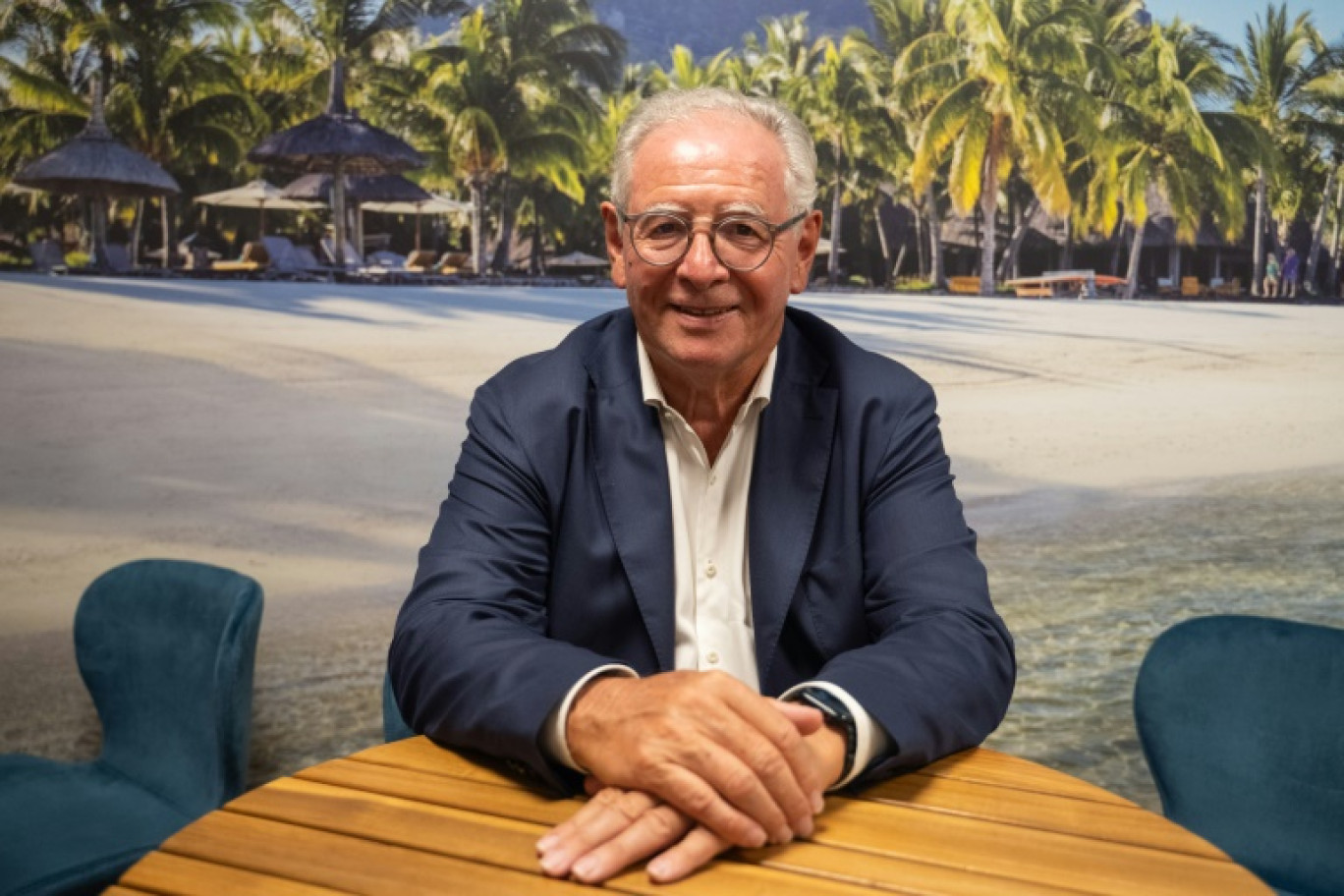 Photographié dans son bureau à Paris le 11 juin 2025, René-Marc Chikli, 76 ans, quitte la présidence du syndicat des tour-opérateurs français (Seto) qu'il occupait depuis 29 ans. © EMMA DA SILVA