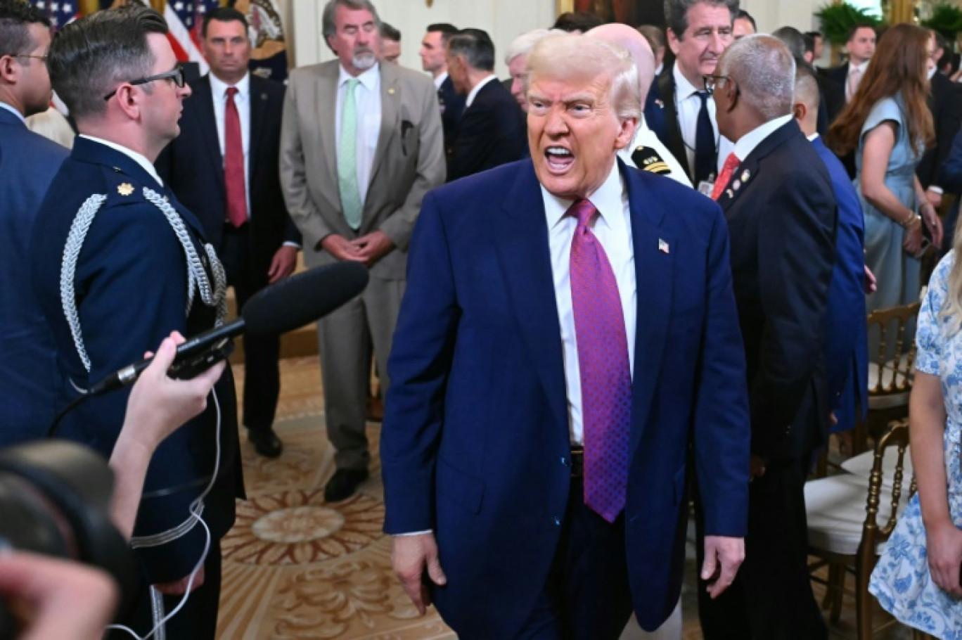 le president américain Donald Trump après sa signature d'une résolution pour empêcher la Californie d'interdire la vente de voitures thermiques neufs en 2035 © SAUL LOEB