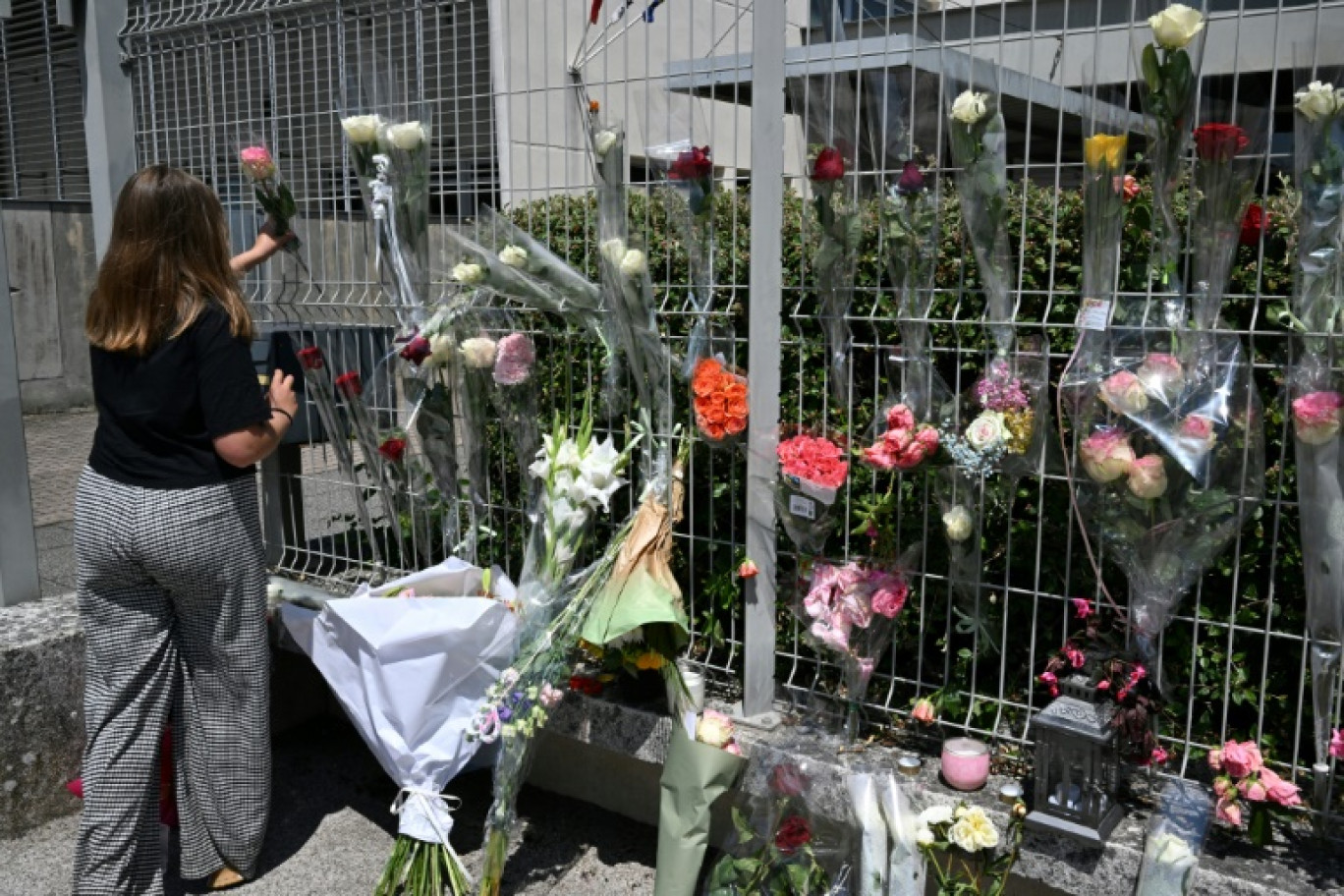 Des personnes rassemblées devant le collège Françoise Dolto participent à une marche silencieuse en hommage à la surveillante assassinée par un élève, le 13 juin 2025 à Nogent, en Haute-Marne © FRANCOIS NASCIMBENI