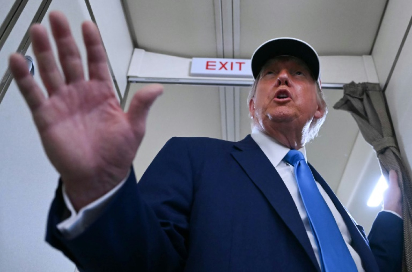 Le président américain Donald Trump pendant un échange avec les journalistes à bord de l'avion présidentiel Air Force One, le 6 juin 2025 © ANDREW CABALLERO-REYNOLDS