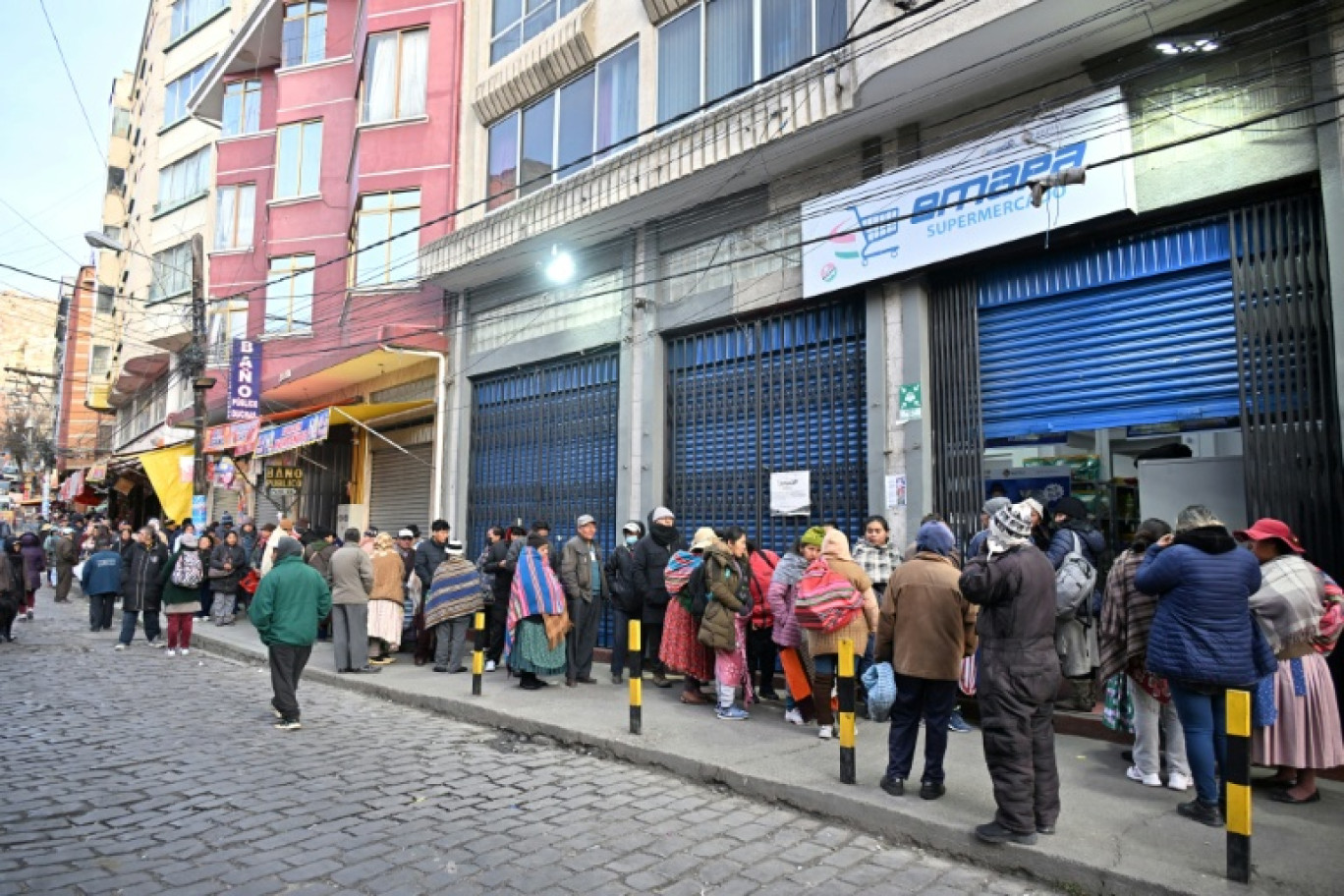 Des habitants font la queue tôt le matin pour acheter des produits dans un supermaché d'Etat, à La Paz, le 11 juin 2025 en Bolivie © AIZAR RALDES