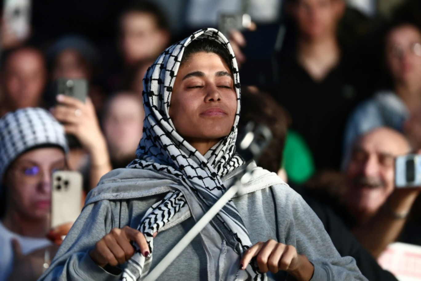L'eurodéputée franco-palestinienne Rima Hassan à Paris place de la République le 12 juin 2025 © Thibaud MORITZ
