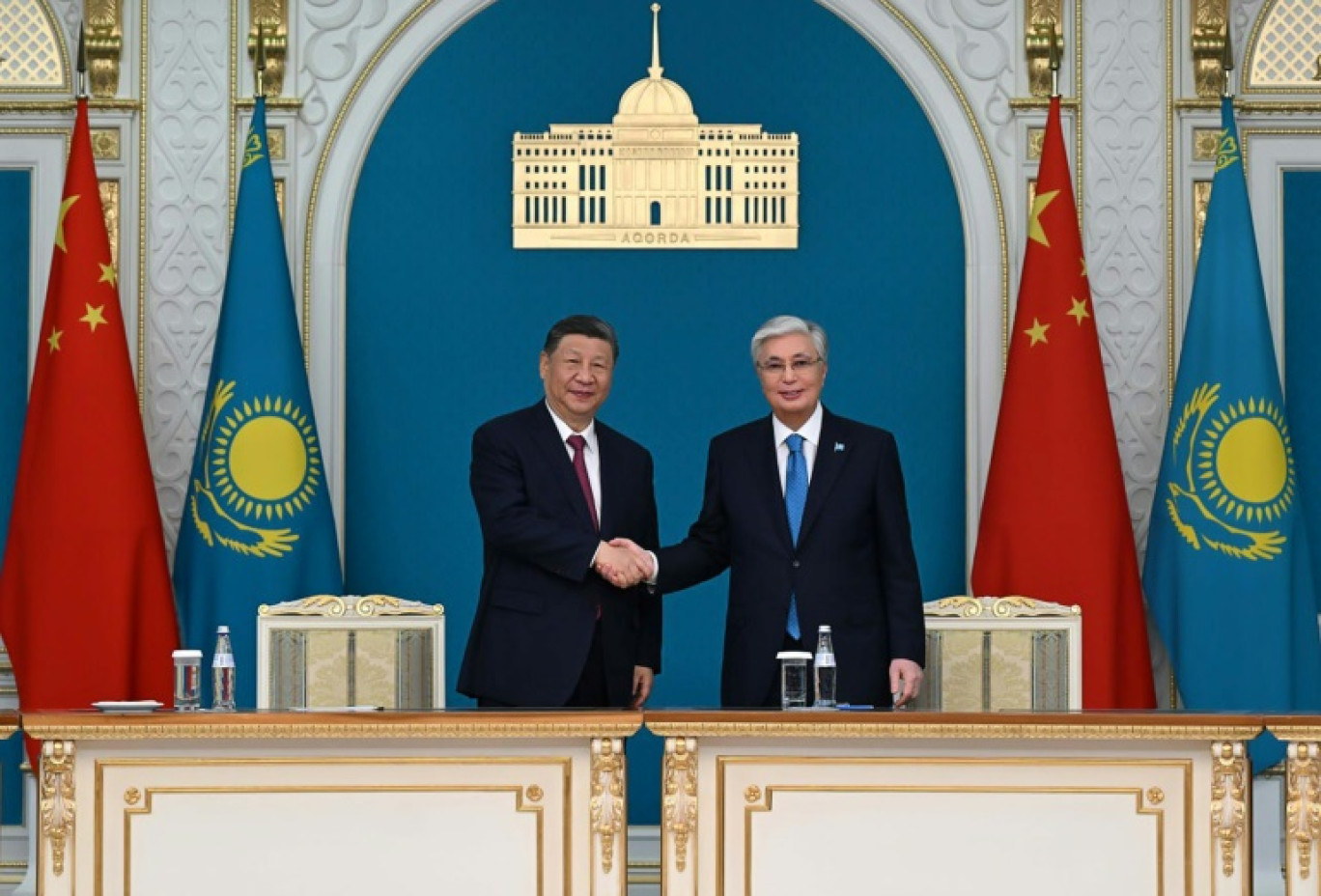 Photo diffusée par la présidence du Kazakhstan le 16 juin 2025 montrant le président chinois Xi Jinping (à gauche) et son homologue kazakhstanais Kassym-Jomart Tokaïev © Handout