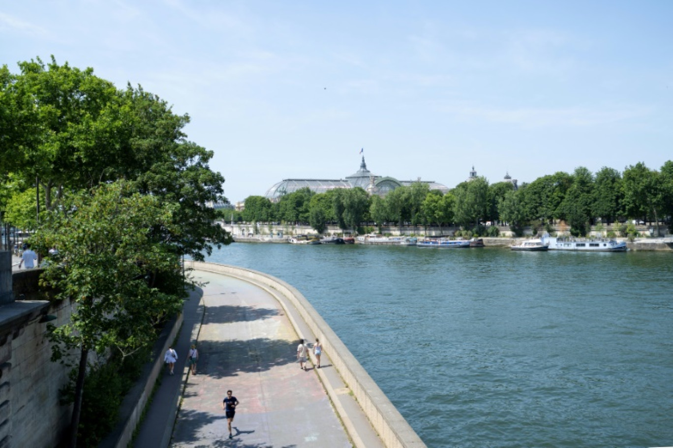 Les quais de la Seine pendant un après-midi chaud, à Paris, de 13 juin 2025 © Emma DA SILVA