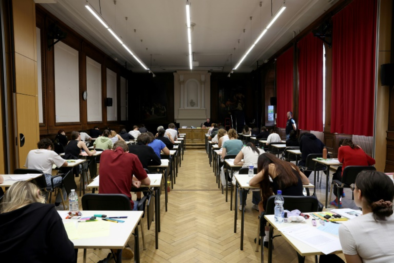 Une élève passe l'épreuve de philosophie du baccalauréat au lycée Chaptal à Paris, le 16 juin 2025 © JULIEN DE ROSA