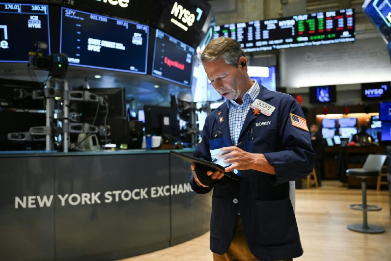 Un opérateur à la Bourse de New York le 13 juin 2025 © ANGELA WEISS